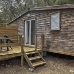 Groot chalet met twee slaapkamers, badkamer en keuken