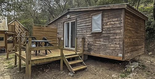 Groot chalet met twee slaapkamers, badkamer en keuken